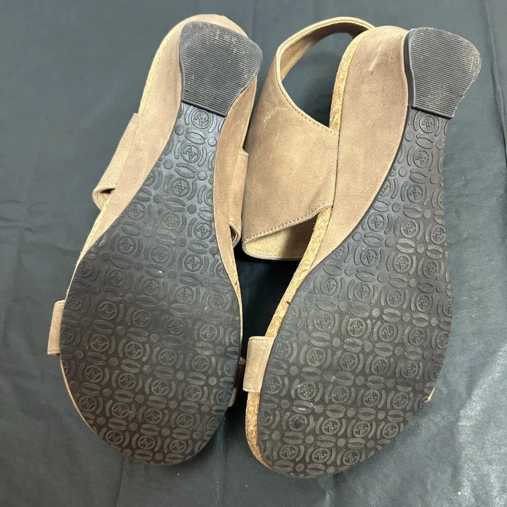 Adrienne Vittadini‎ Trevin mid-wedge tan sandal size 9M